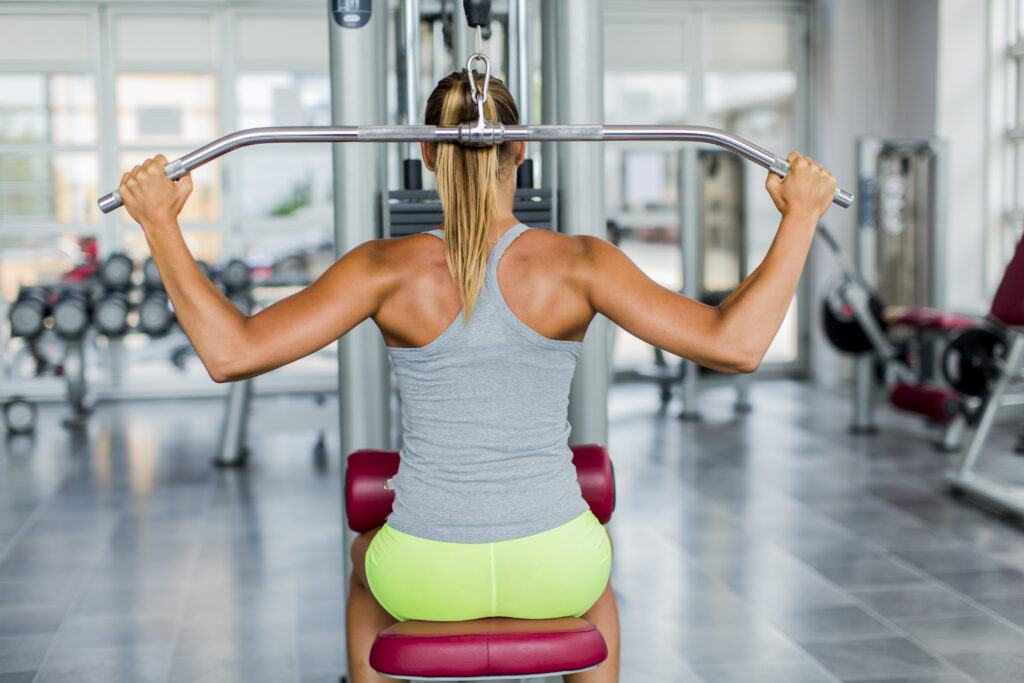 Frau trainiert Schultern im gym