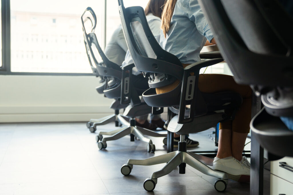 Büro mit ergonomischen Schreibtischsesseln